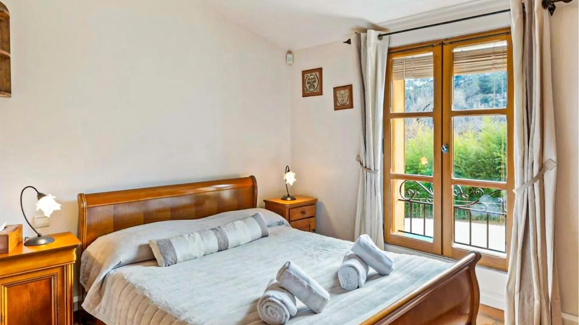 4 Bedroom Cozy Home In لا كول سور لو 0*,  فرنسا