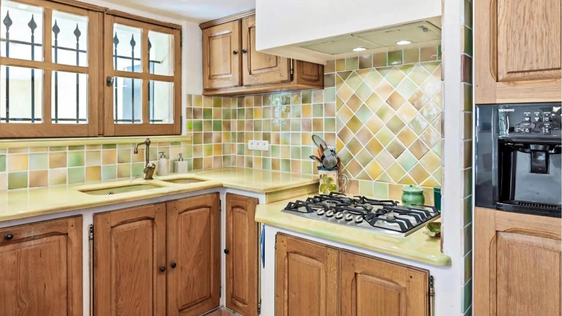 4 Bedroom Cozy Home In لا كول سور لو 0*,  فرنسا